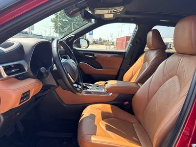2023 Toyota Highlander Hybrid Platinum