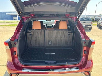2023 Toyota Highlander Hybrid Platinum
